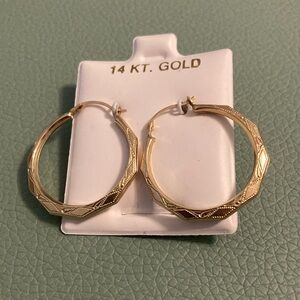 ✨ 14kt Gold Hoop Earrings ✨